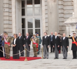 Sus Majestades los Reyes, acompañados de los Príncipes de Asturias, el presidente del Gobierno, los ministros de Defensa e Interior y resto de autorid
